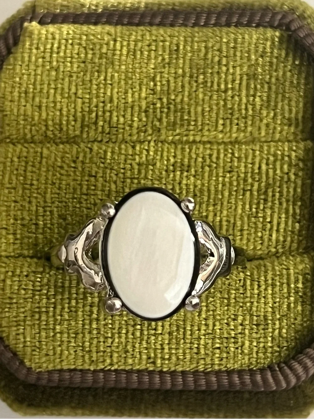 Elegant/Vintage Design Titanium Steel Oval White/Black Trim Ring Size 9 NWT